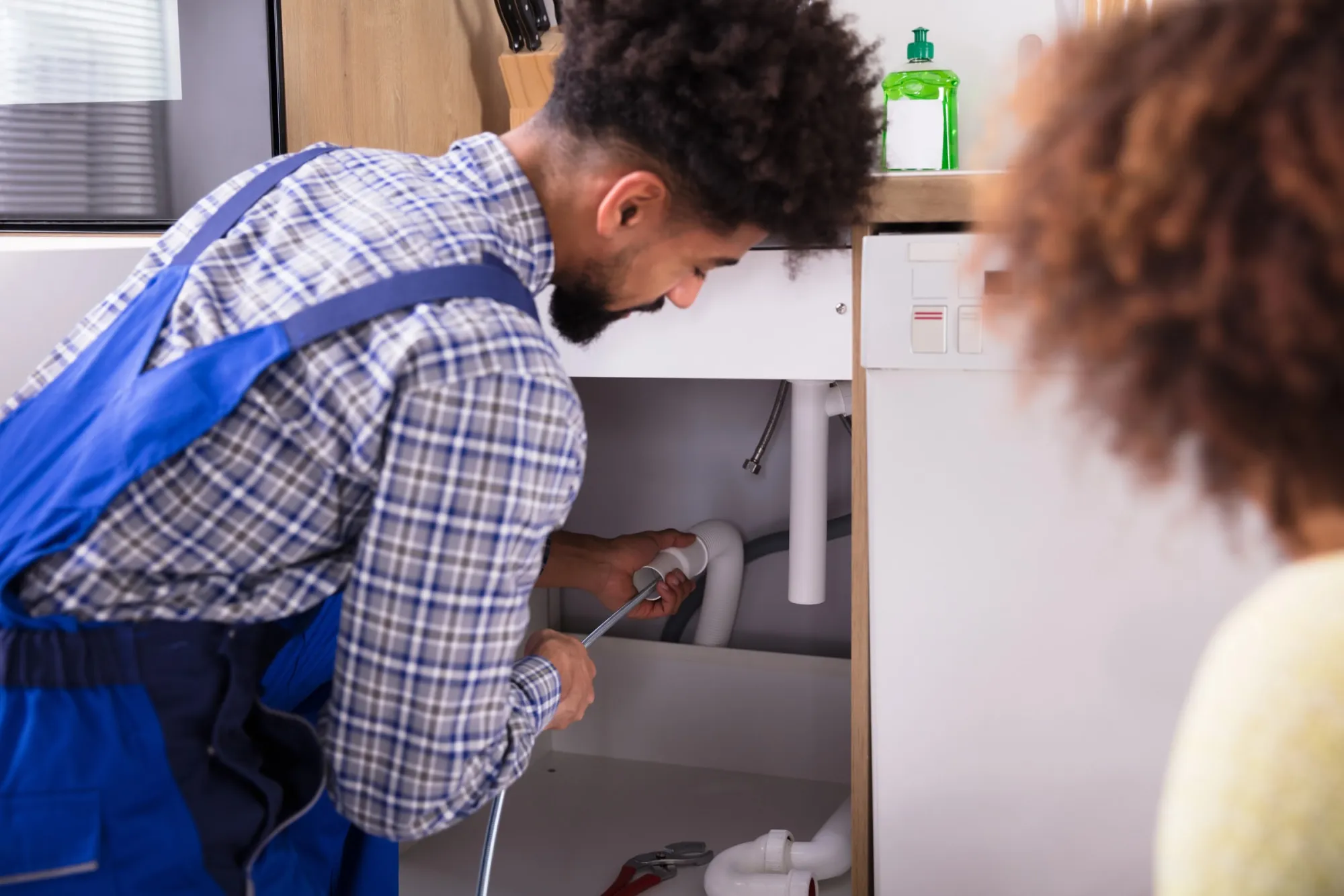 Technicien réparant un broyeur sanitaire SFA Sanibroyeur
